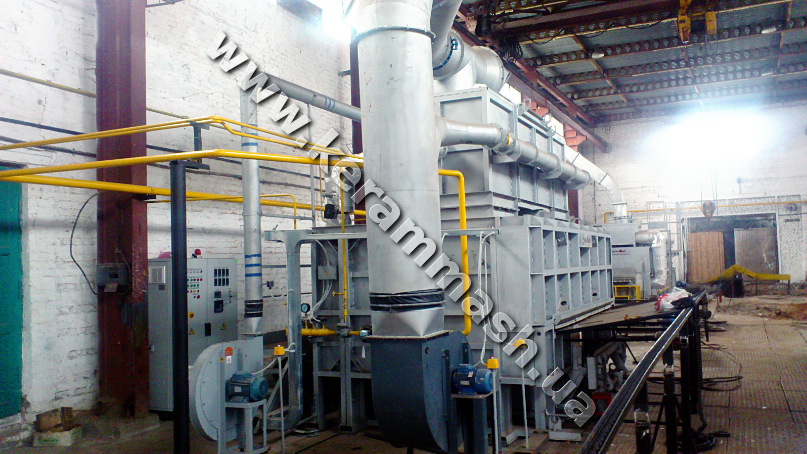 Industrial walking beam furnace with gas heating