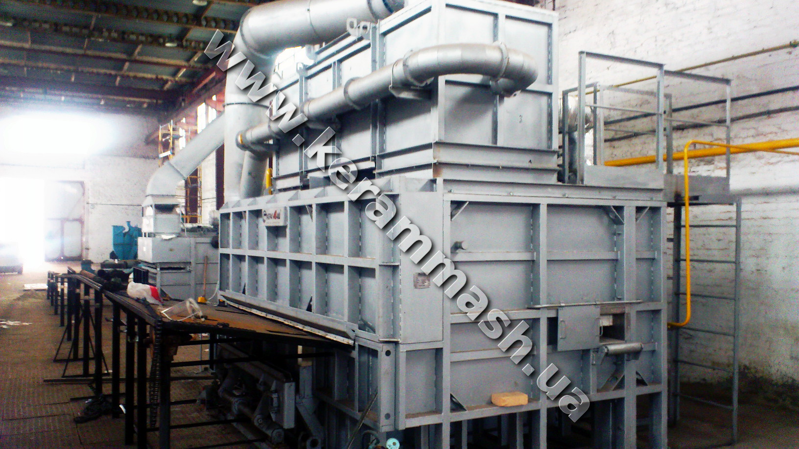 Industrial walking beam furnace with gas heating