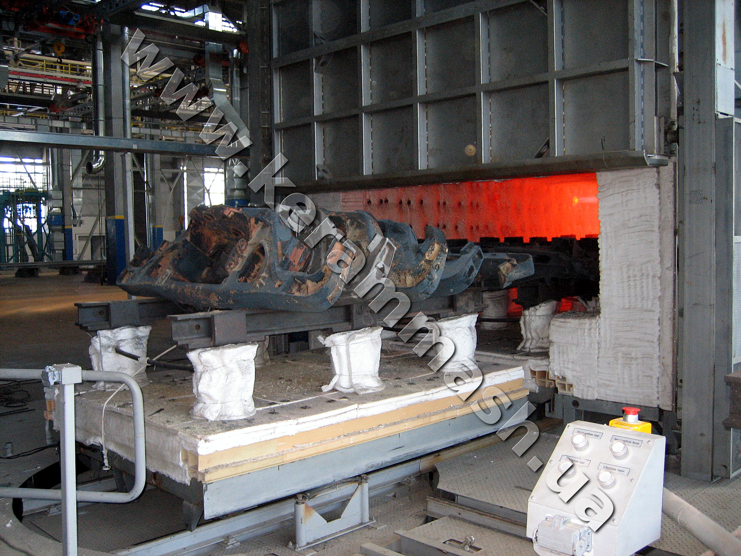 Industrial pusher-type furnaces with gas heating for heat treatment
