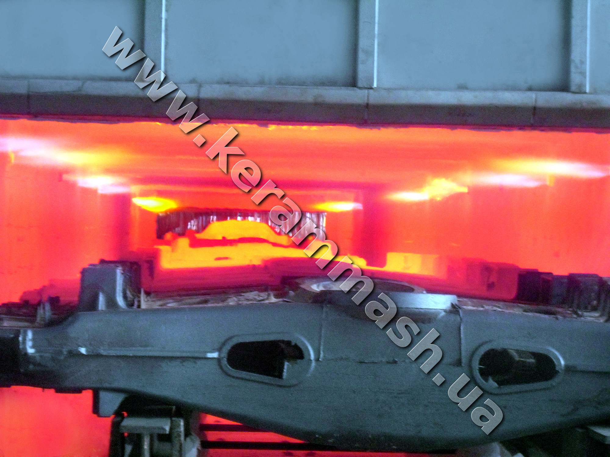 Industrial pusher-type furnaces with gas heating for heat treatment