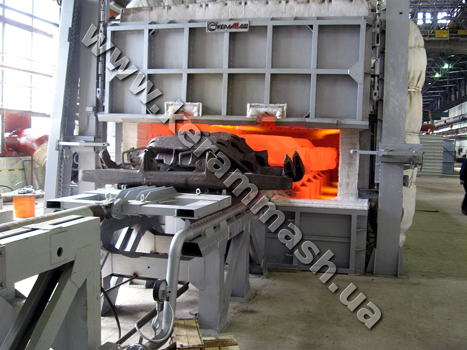 Industrial pusher-type furnaces with gas heating for heat treatment