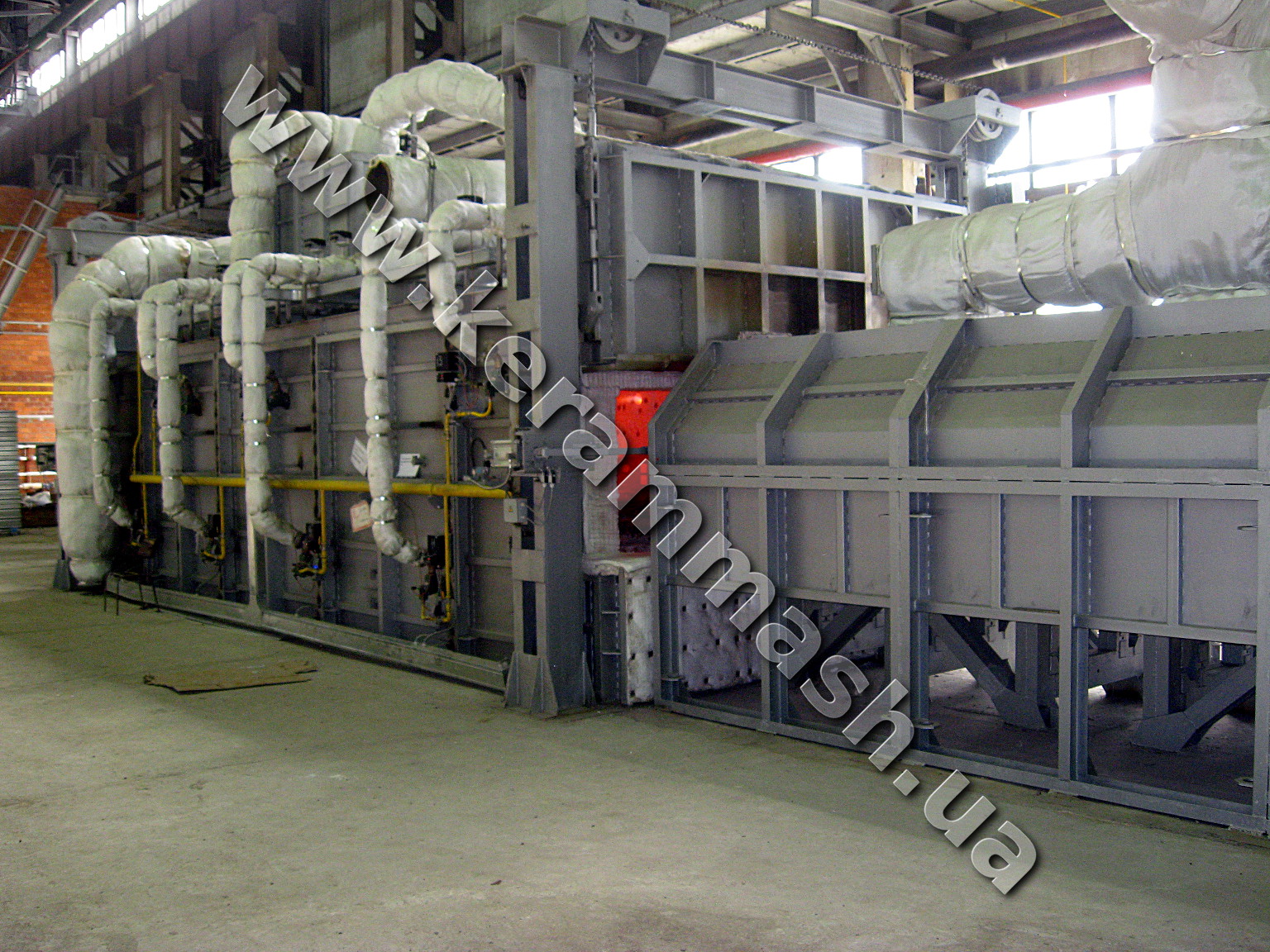 Industrial pusher-type furnaces with gas heating for heat treatment