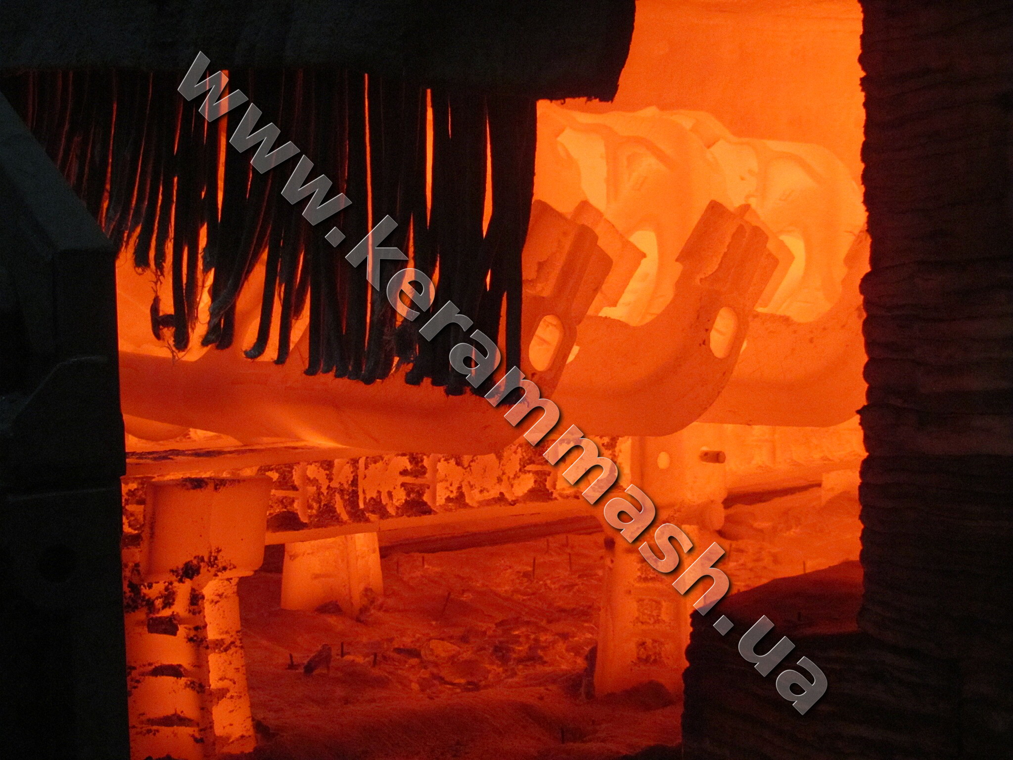 Industrial pusher-type furnaces with gas heating for heat treatment