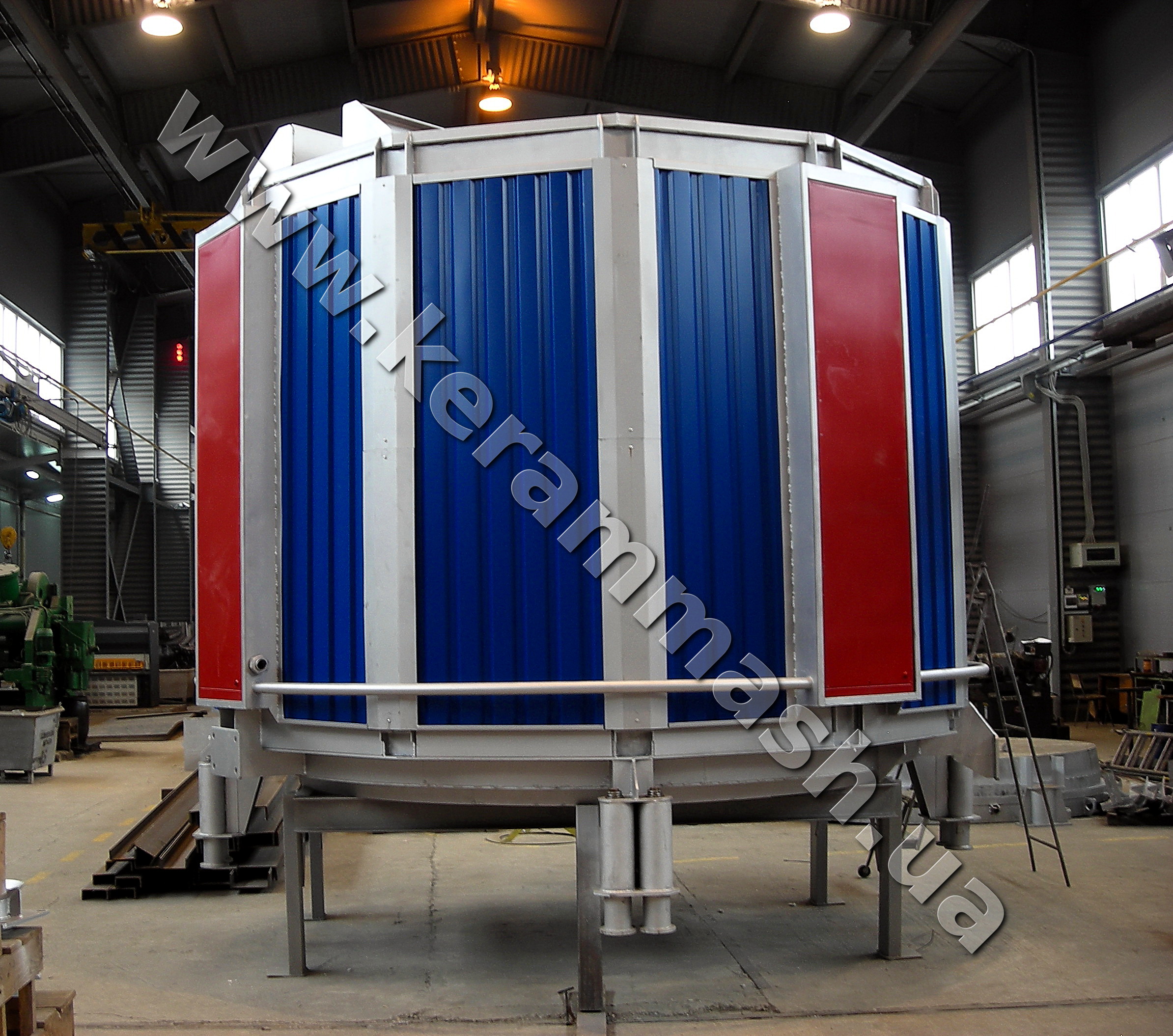 Industrial bell-type furnace for heat treatment