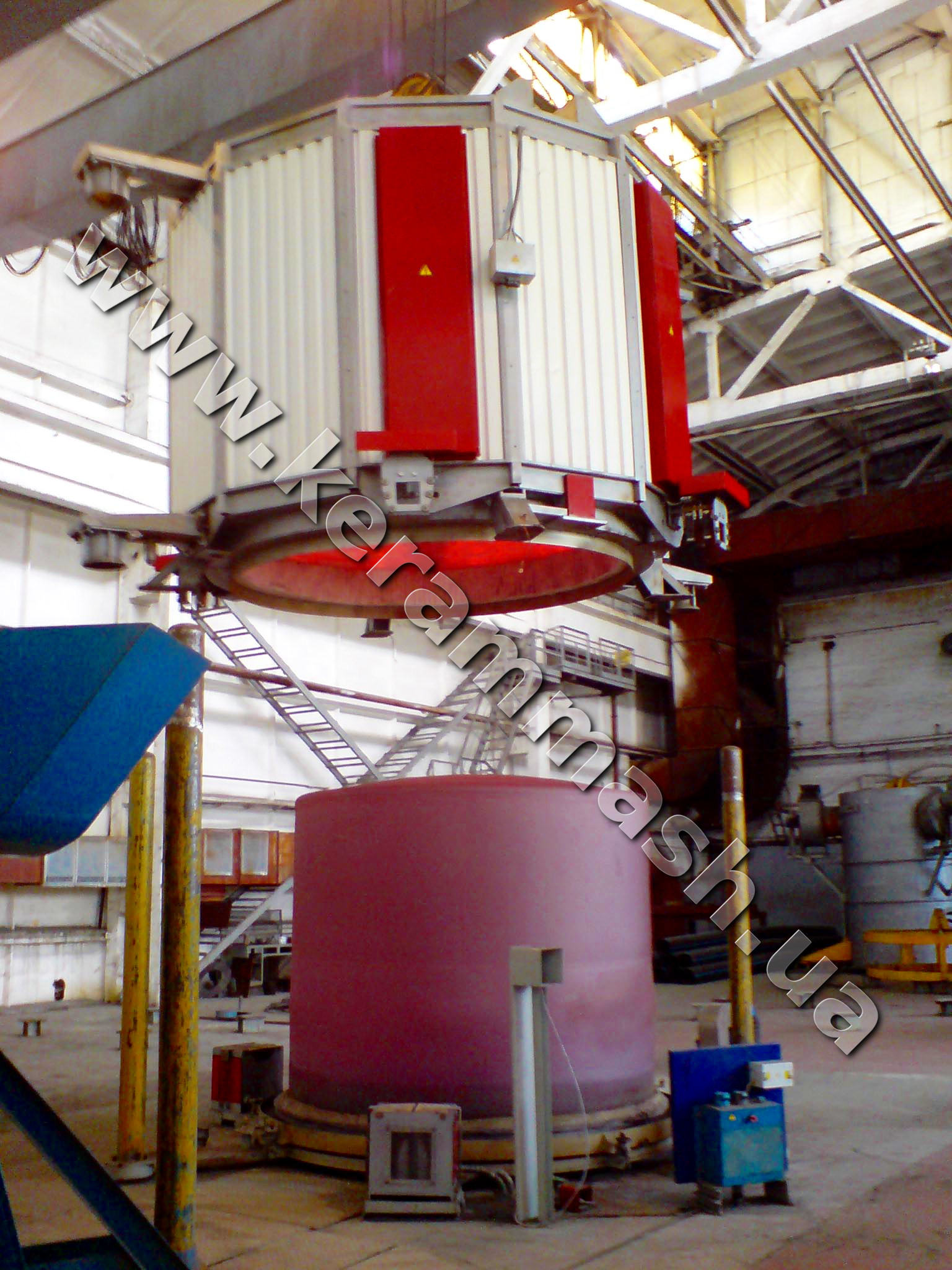 Industrial bell-type furnace for heat treatment