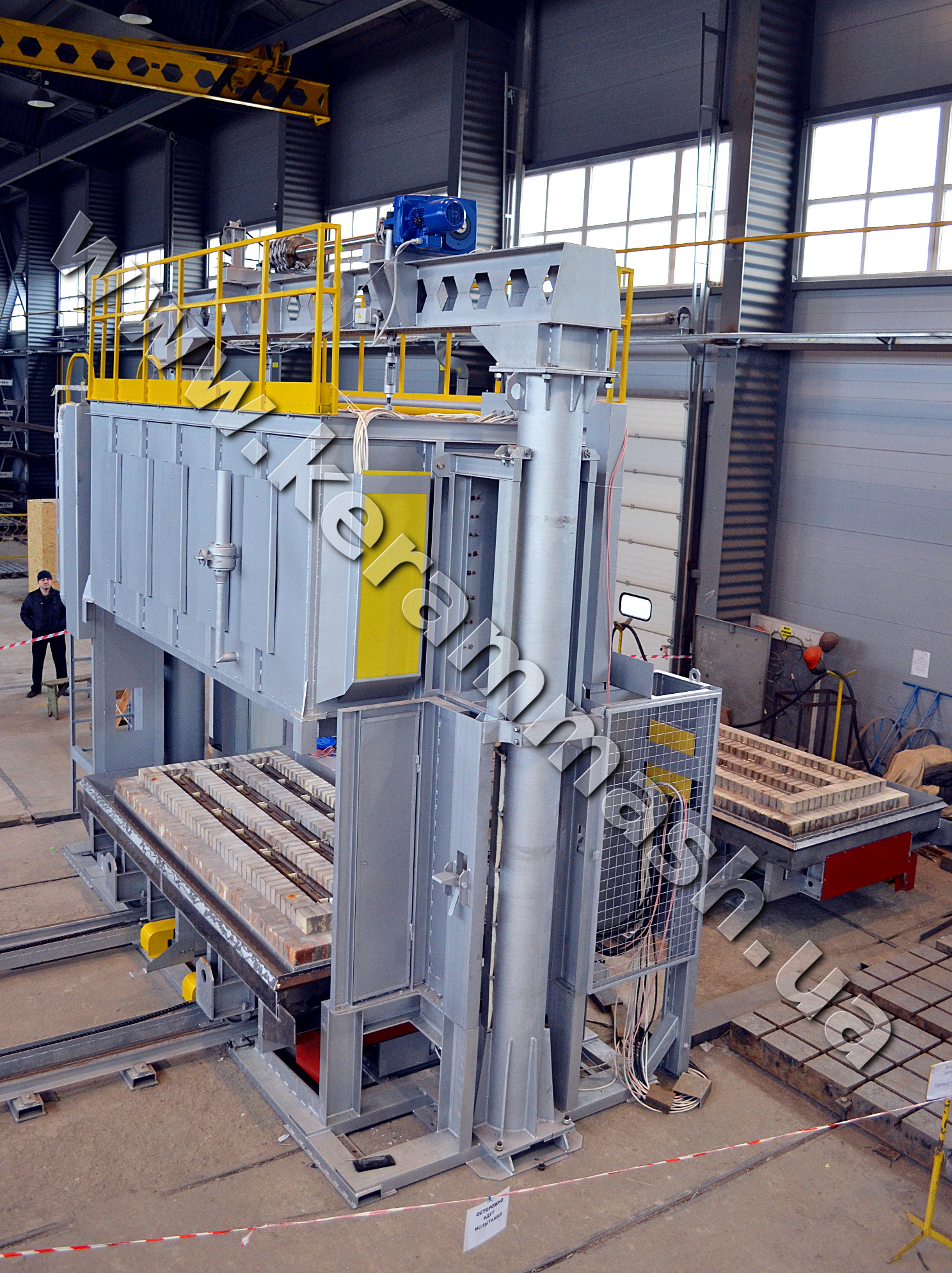 Industrial bell-type furnace for heat treatment