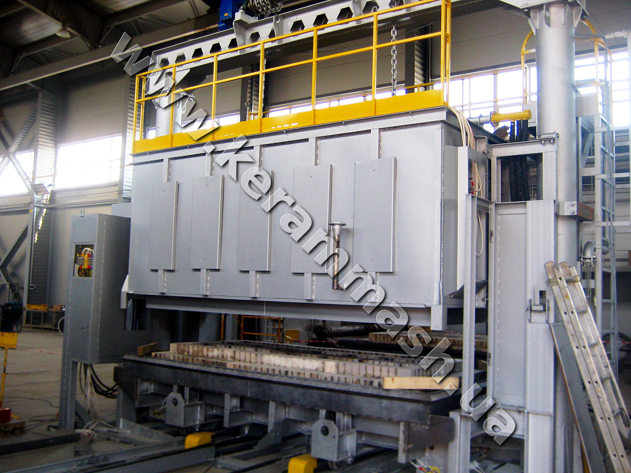 Bell-type industrial furnace for heat treatment