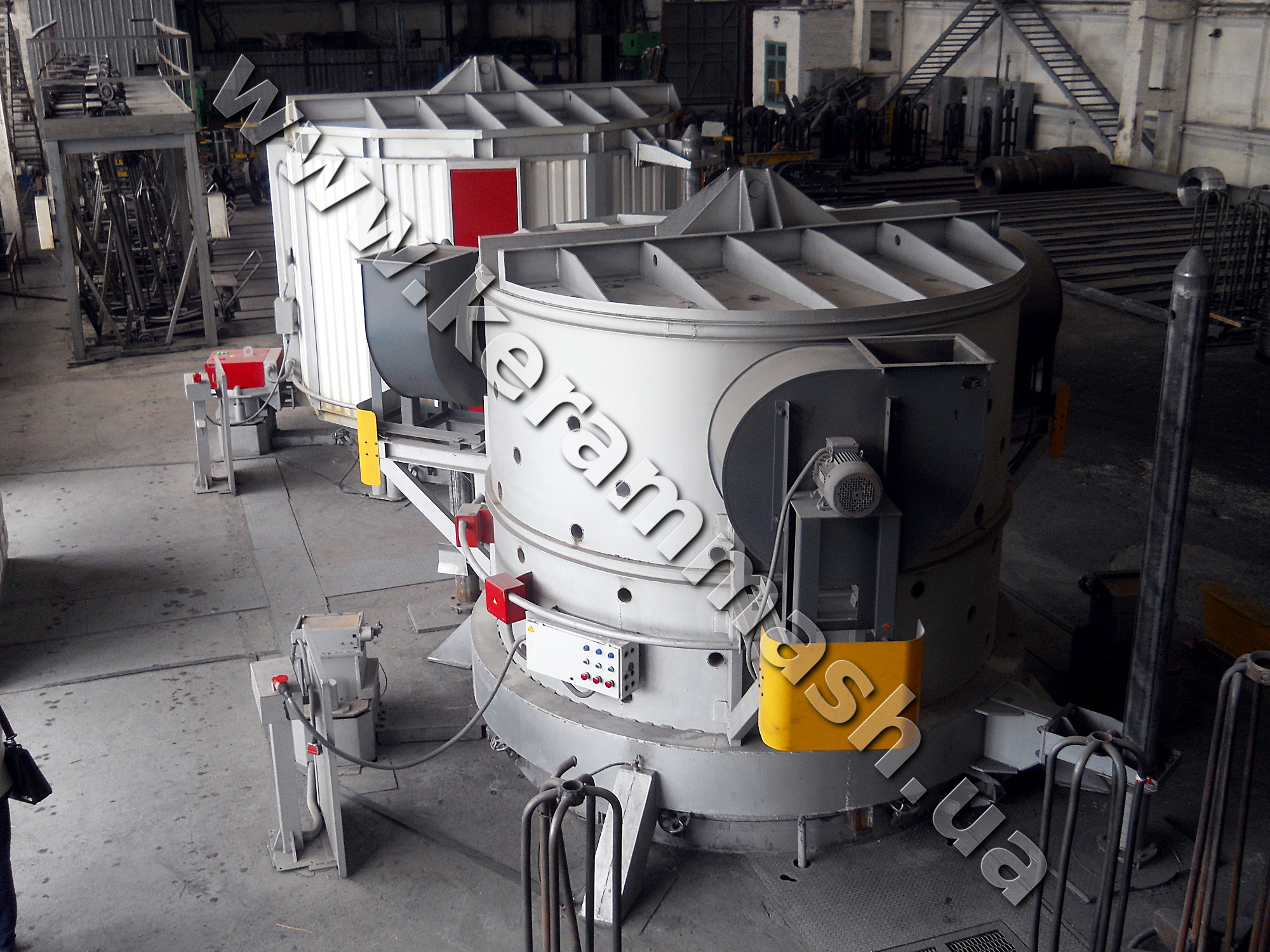 Bell-type industrial furnace for heat treatment