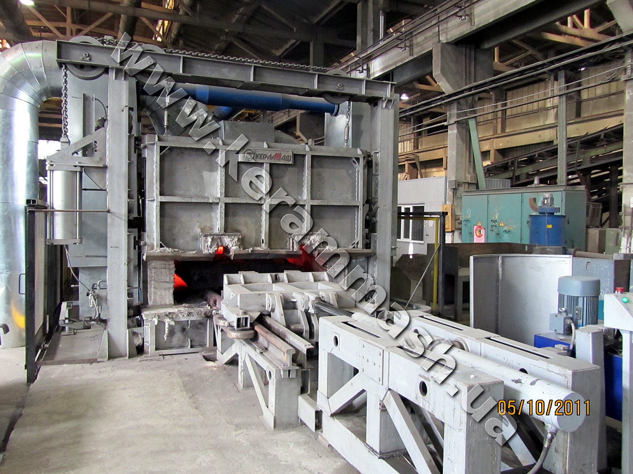 Industrial pusher-type furnace for heat treatment