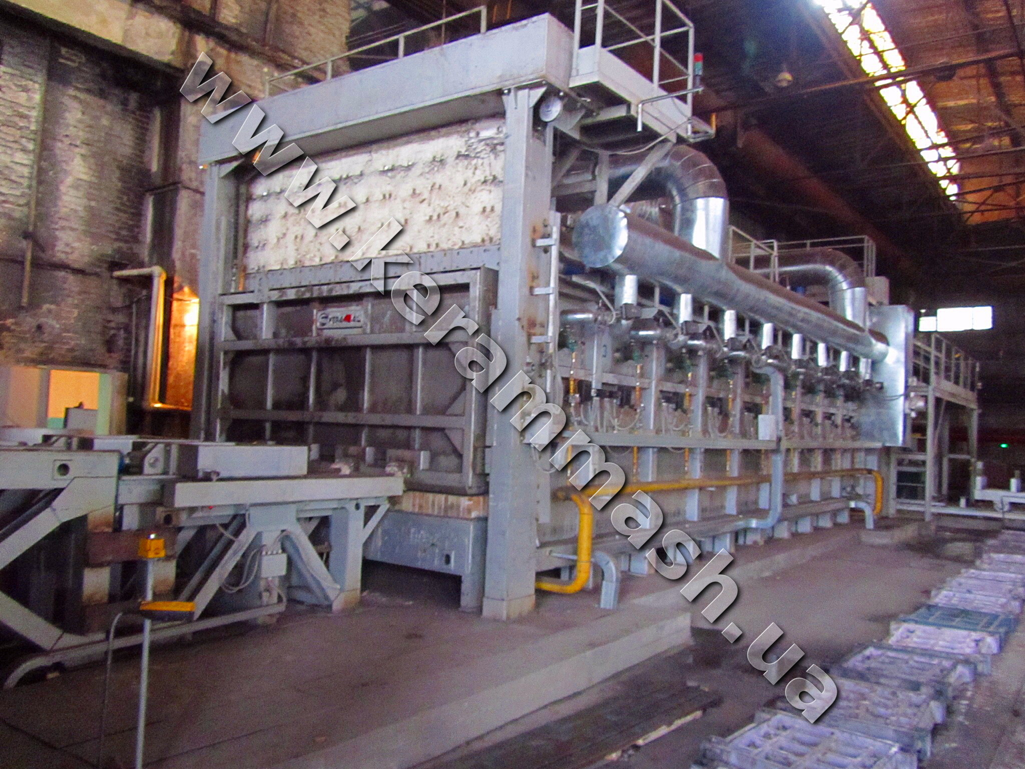 Industrial pusher-type furnace for heat treatment