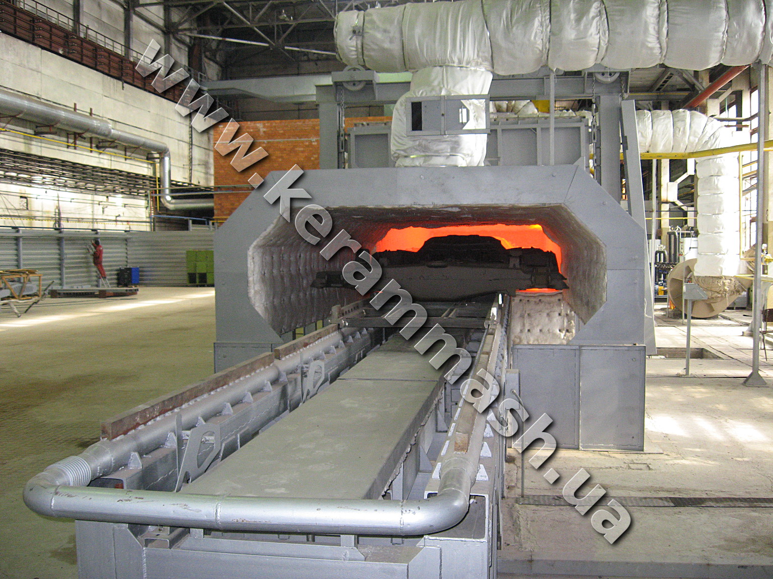 Industrial pusher-type furnace for heat treatment