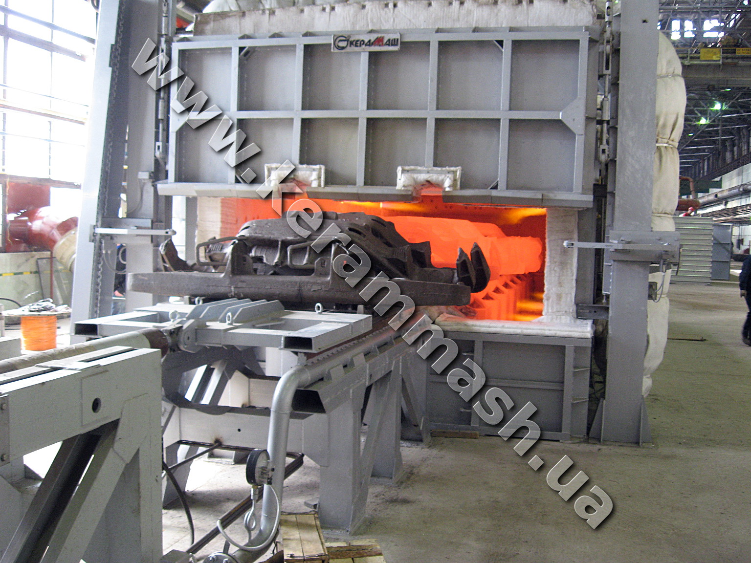 Industrial pusher-type furnace for heat treatment