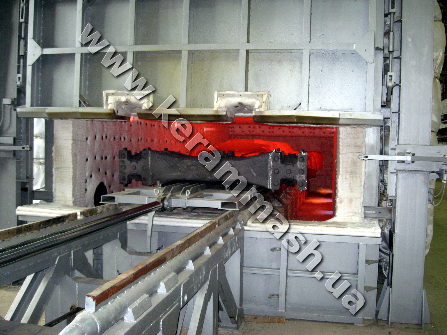 Industrial pusher-type furnace for heat treatment