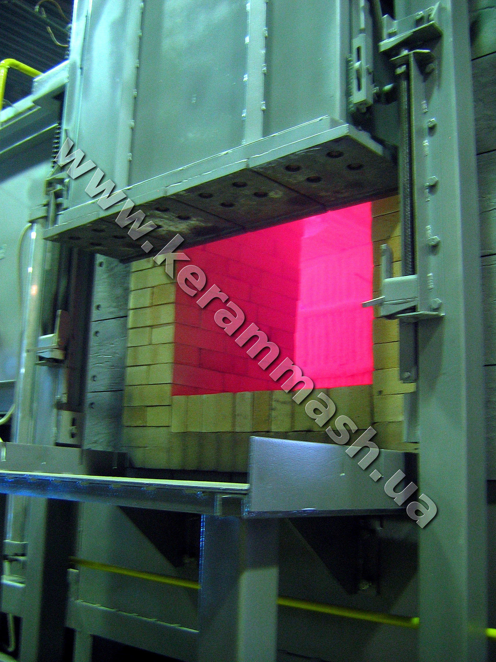 Industrial pusher-type furnace for heat treatment