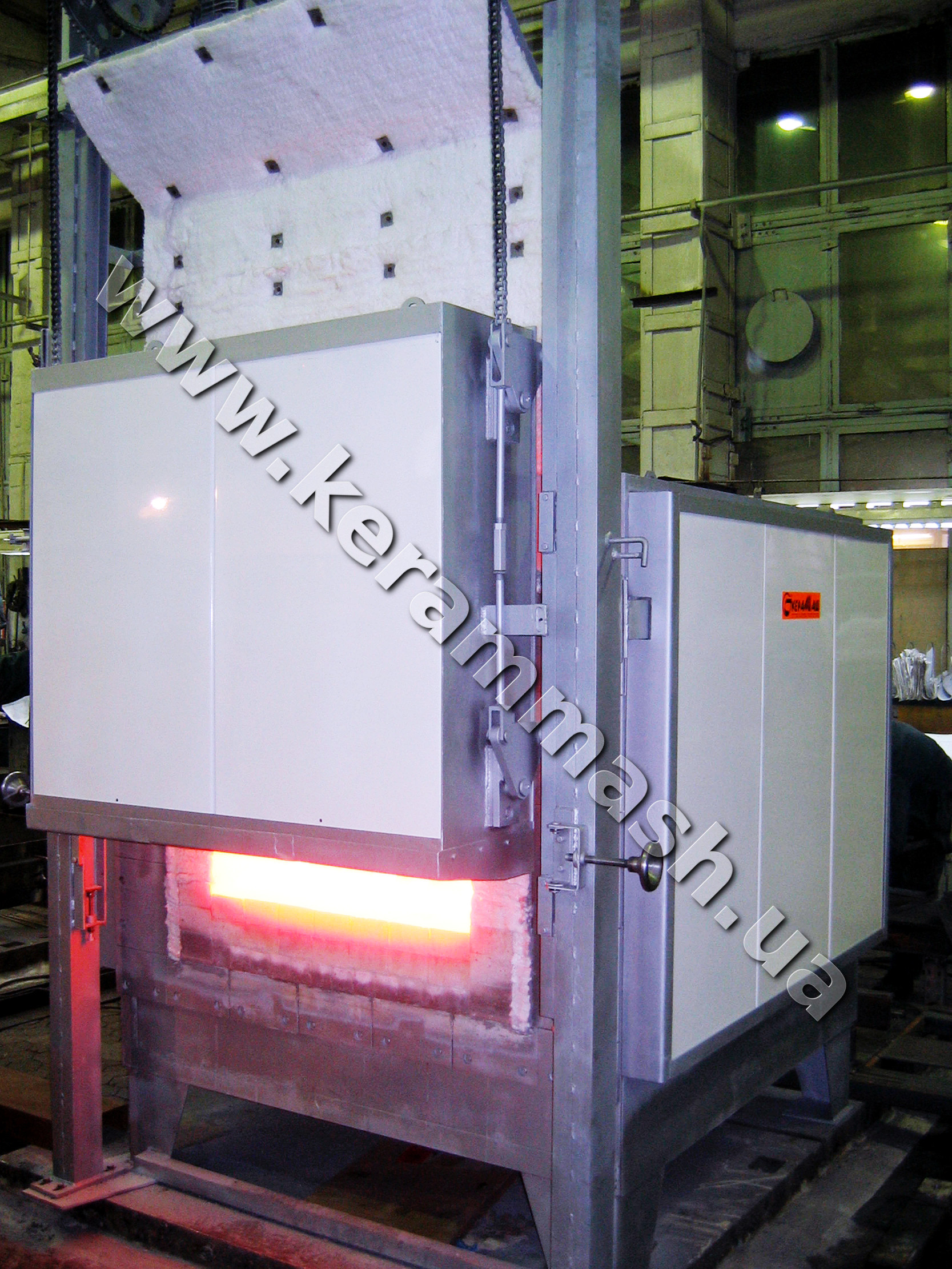 Stationery hearth batch industrial furnace electrically heated