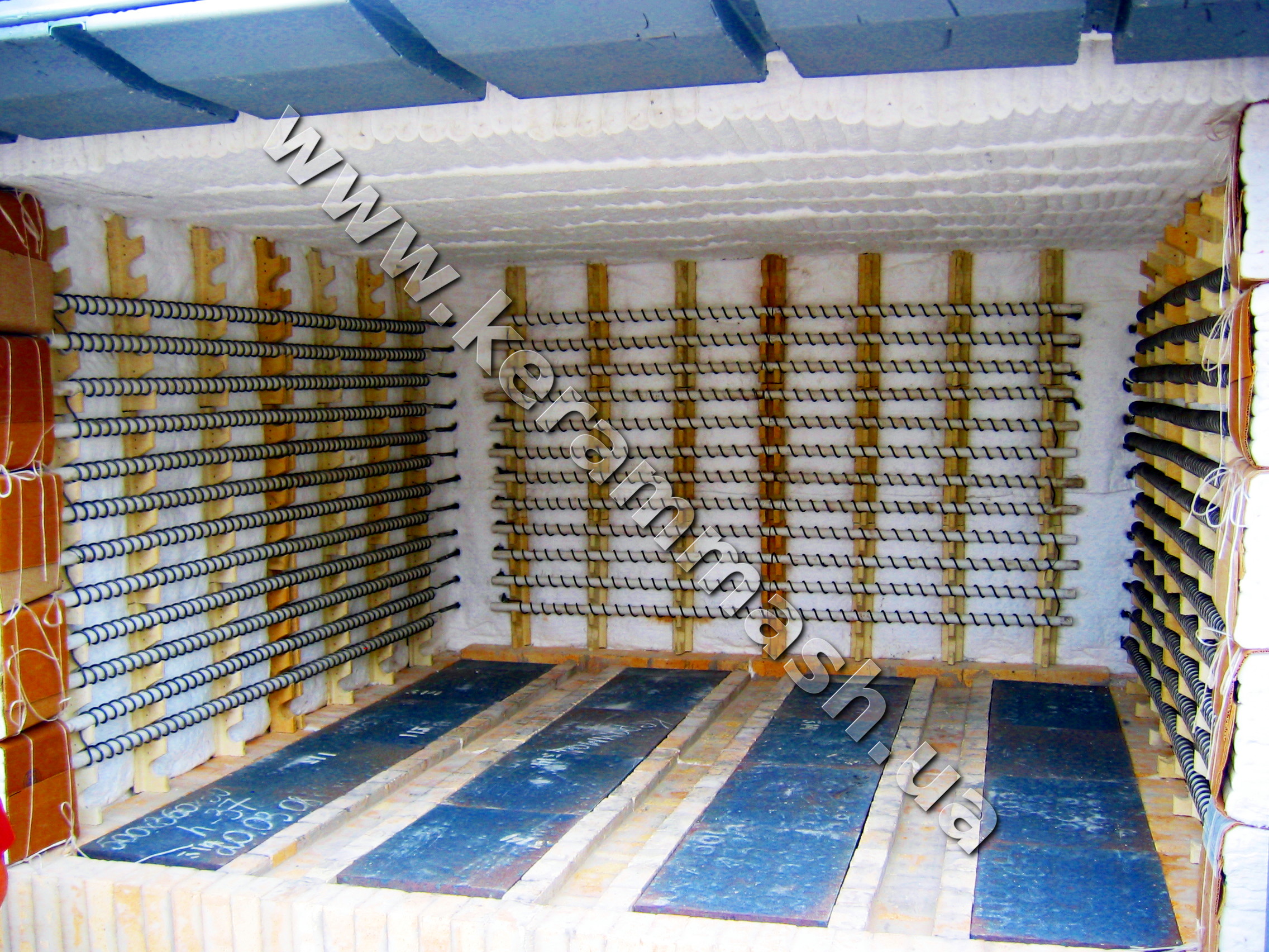 Stationery hearth batch industrial furnace electrically heated