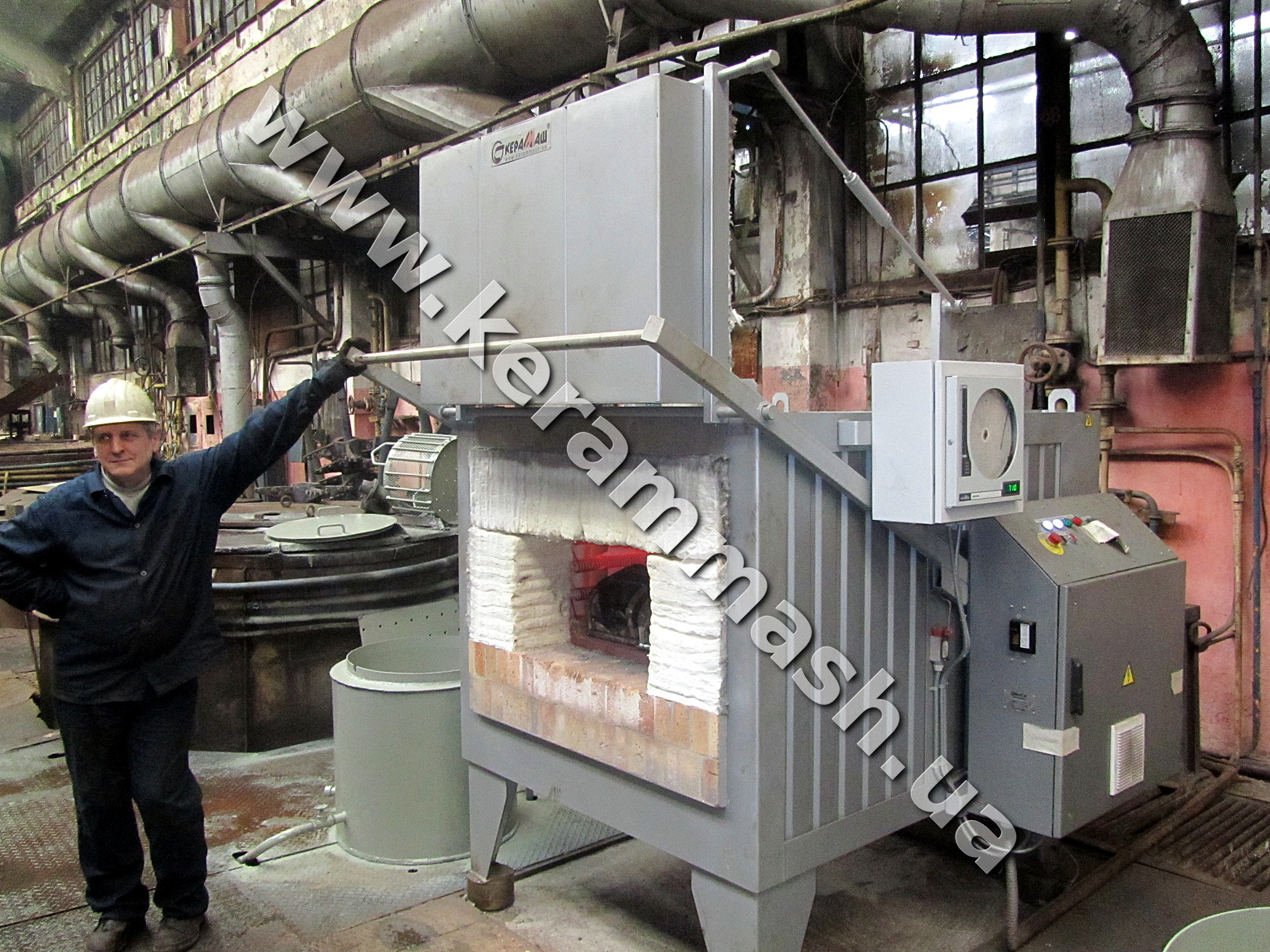 Stationery hearth batch industrial furnace electrically heated