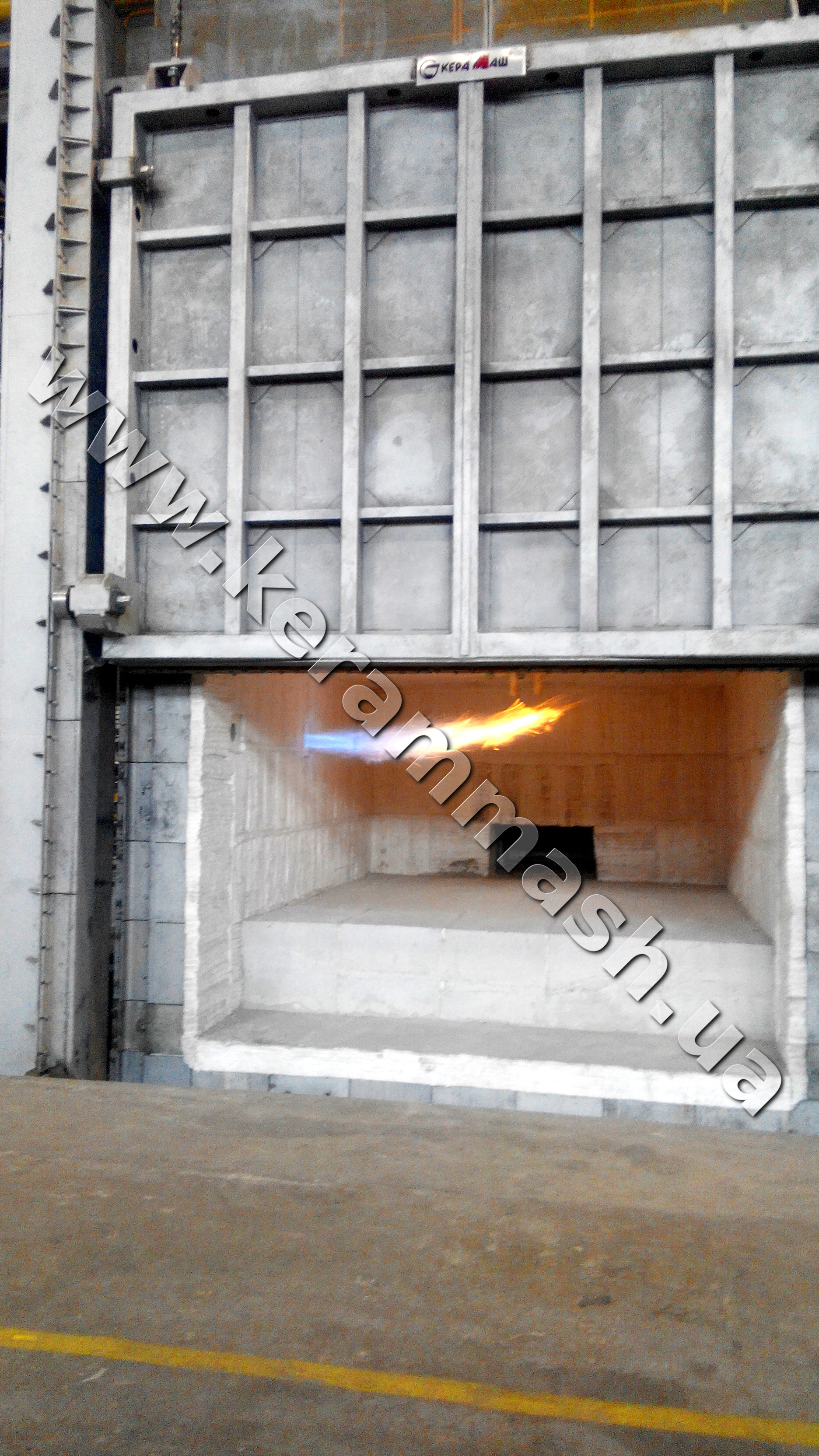 Industrial batch heating furnace gas heated with stationary hearth