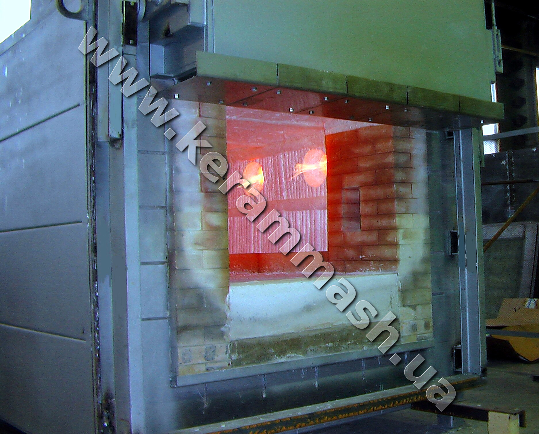 Industrial batch heating furnace gas heated with stationary hearth