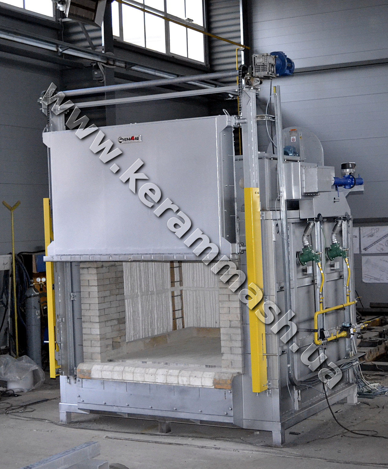 Industrial batch heating furnace gas heated with stationary hearth